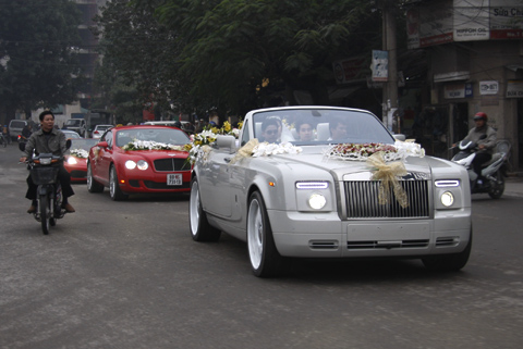 Rolls-Royce Drophead Coupe trắng làm xe dâu chiều 1/1.