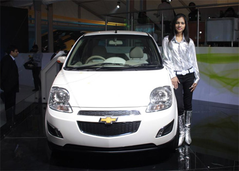 Chevy e-Spark và người mẫu tại triển lãm New Delhi