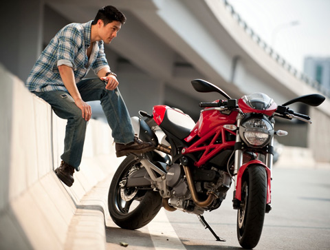 Trí Nguyễn sánh đôi cùng Ducati Monster