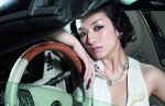 Người đẹp Huỳnh Dịch lả lơi bên xe Cadillac