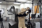 Robot giúp người mặc áo