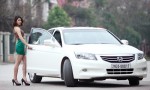 Hoa hậu Lê Thị Mây kiêu sa bên Honda Accord 2011