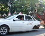 Xe taxi đang chạy trên phố bỗng... rớt 2 bánh