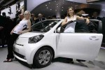 'Ông lớn' Toyota tiếp tục tụt dốc