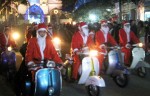 Chùm ảnh: Ông già Noel cưỡi Vespa cổ đi tặng quà