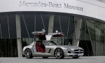 Ngắm Mercedes SLS AMG “sải cánh” trên bầu trời