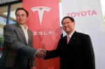 Cuộc hôn phối cọc cạch giữa đại gia Toyota và kiều nữ trẻ Tesla