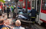 Lấn đường xe điện, BMW gần đứt đôi