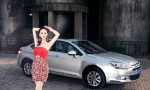 Váy đỏ kiêu kỳ trước Citroen C5