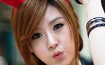 Ngắm công chúa Tuyết gợi cảm bên xe