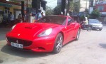 "Chụp trộm" Ferrari California biển số "khủng" đi đổ xăng