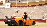 Lamborghini Murcielago thách thức người đẹp và võ sỹ đấu bò