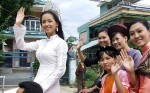 Mai Phương Thúy cùng 3 Miss World dạo phố trên xe cổ