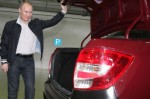 Putin gặp khó khi lái xe đời mới