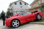 Siêu xe Ferrari 355 GTS 'hôn' tường rào